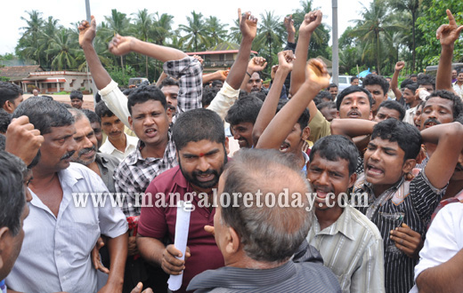 Brooms and slippers greet Congress delegation in Niddodi